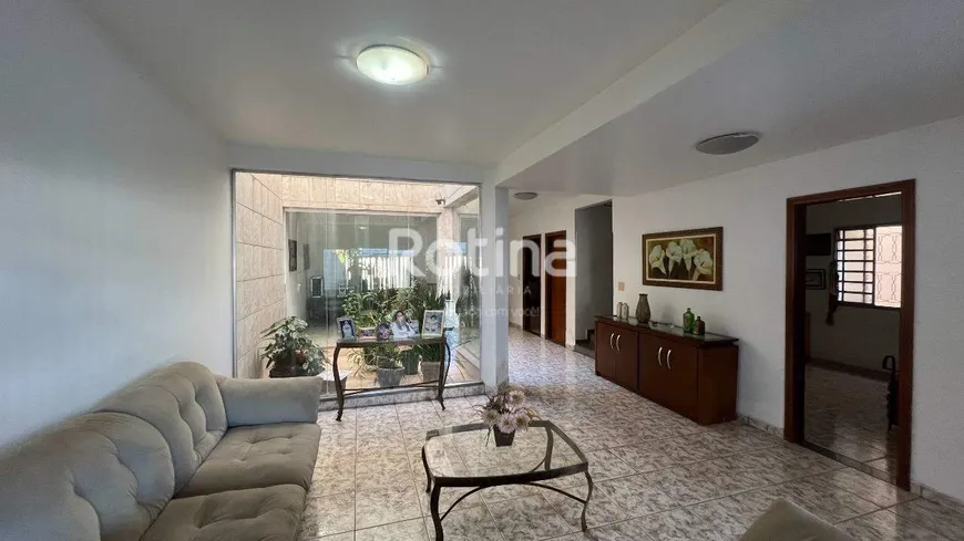 Foto 1 de Casa com 4 Quartos à venda, 406m² em Presidente Roosevelt, Uberlândia