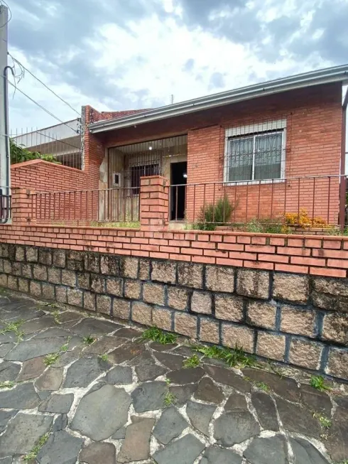 Foto 1 de Casa com 2 Quartos à venda, 66m² em Passo da Areia, Porto Alegre