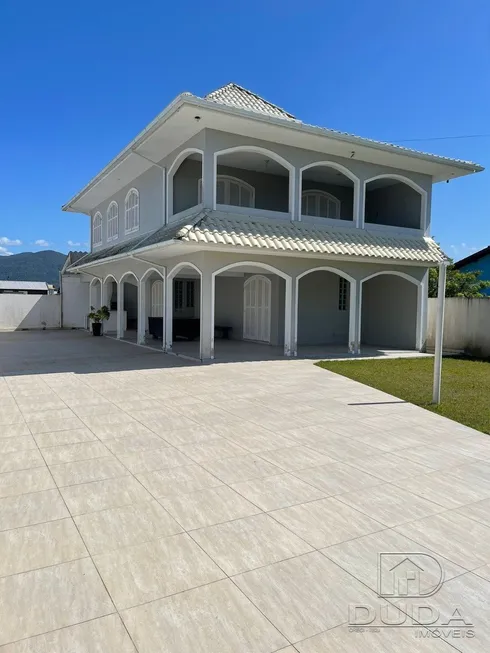 Foto 1 de Casa com 5 Quartos à venda, 250m² em Praia do Meio - Ens Brito, Palhoça