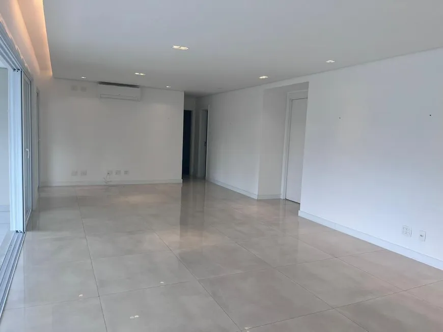 Foto 1 de Apartamento com 3 Quartos à venda, 250m² em Santo Amaro, São Paulo