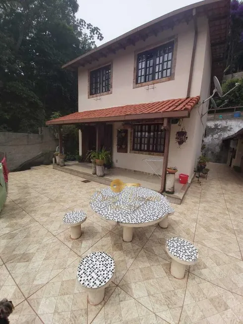 Foto 1 de Casa com 3 Quartos à venda, 420m² em Vale Feliz, Teresópolis