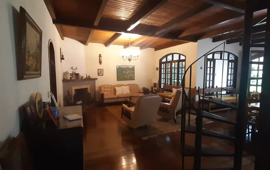Foto 1 de Casa com 5 Quartos à venda, 235m² em Carlos Guinle, Teresópolis