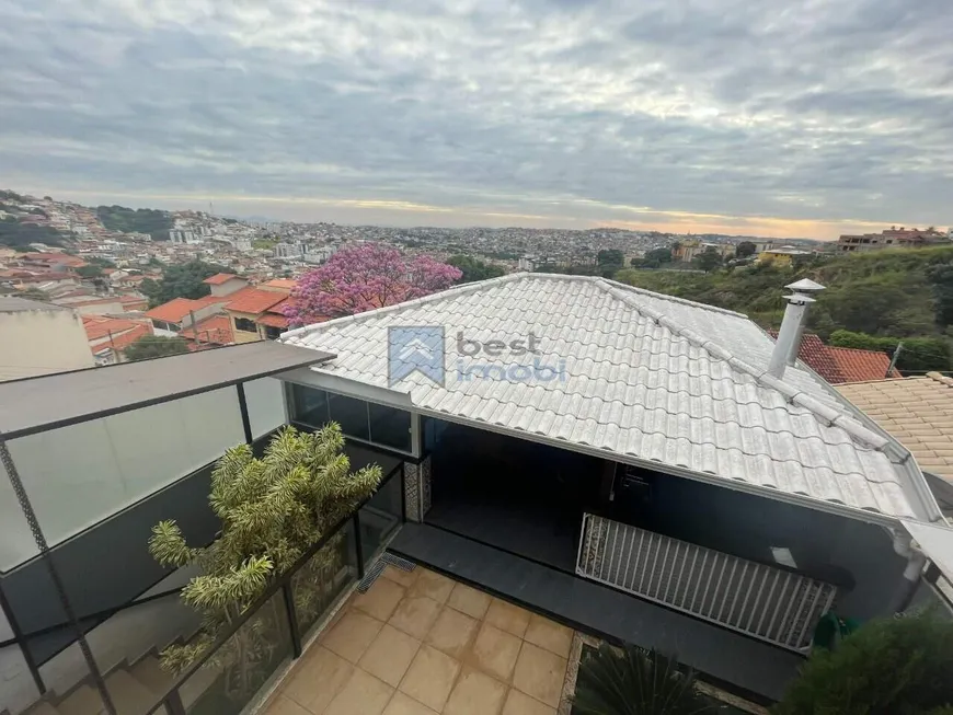 Foto 1 de Casa com 3 Quartos à venda, 225m² em Teixeira Dias Barreiro, Belo Horizonte