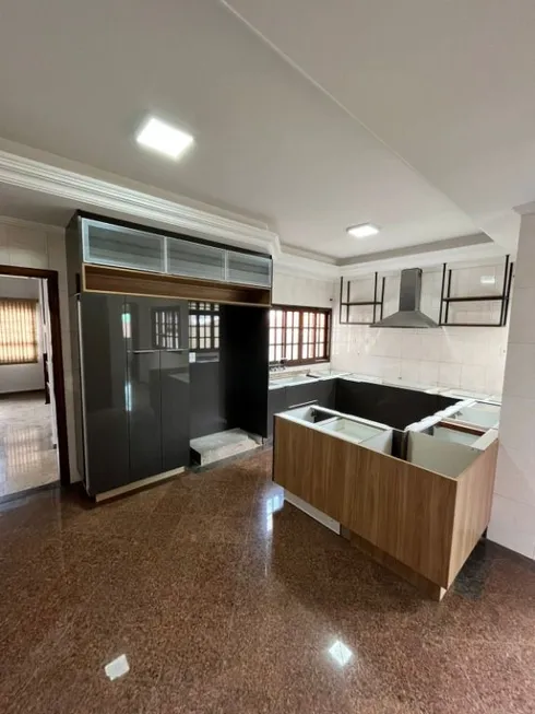 Foto 1 de Sobrado com 3 Quartos à venda, 433m² em Vila Scarpelli, Santo André