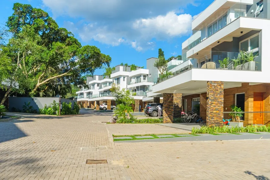 Foto 1 de Casa de Condomínio com 3 Quartos à venda, 300m² em Pedra Redonda, Porto Alegre