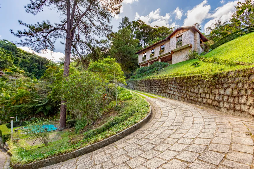 Foto 1 de Casa com 5 Quartos à venda, 390m² em Parque do Imbuí, Teresópolis