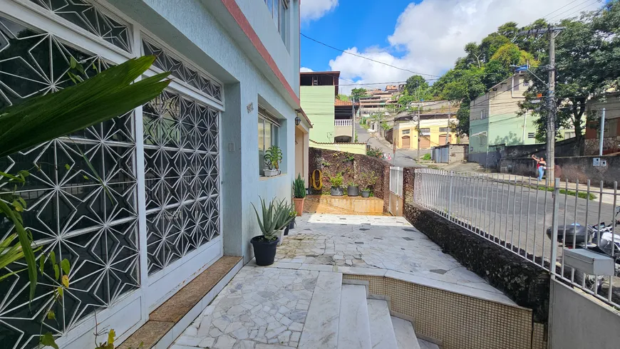 Foto 1 de Casa com 5 Quartos à venda, 180m² em Jóquei Clube, Juiz de Fora