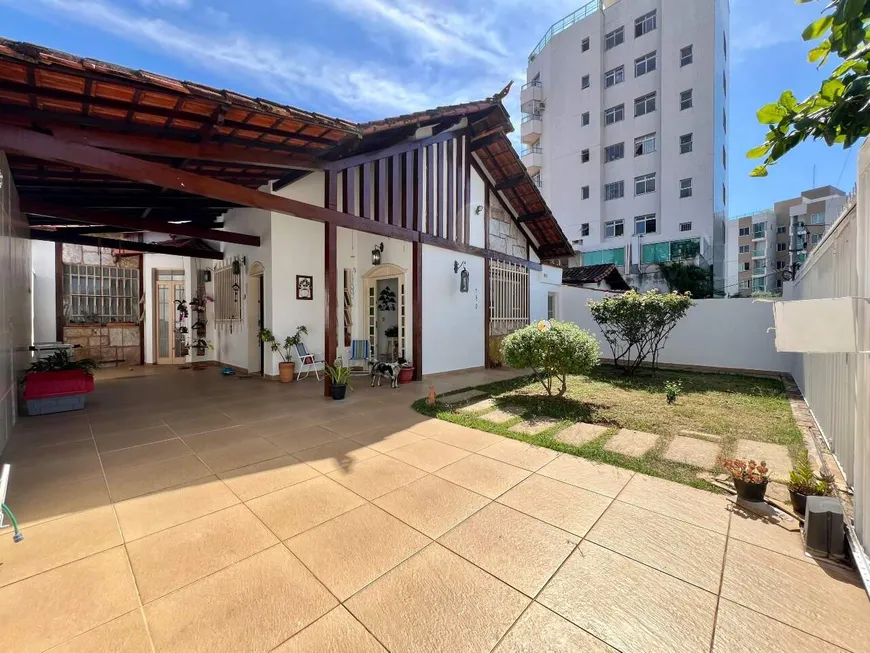 Foto 1 de Casa com 4 Quartos à venda, 199m² em Itapoã, Belo Horizonte