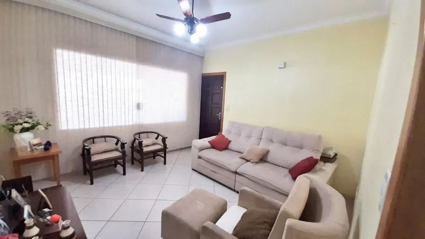 Foto 1 de Casa com 2 Quartos à venda, 166m² em Vila Scarpelli, Santo André