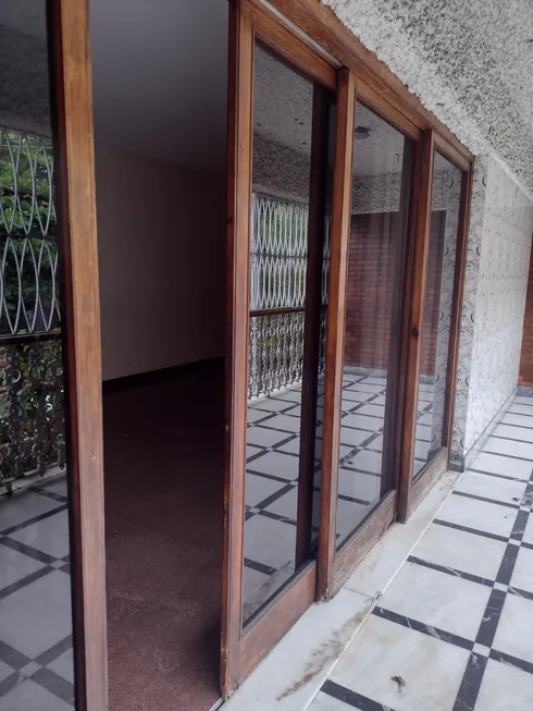 Foto 1 de Casa com 7 Quartos para alugar, 210m² em Ramos, Rio de Janeiro