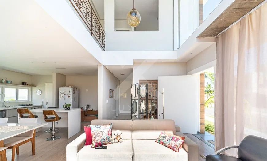 Foto 1 de Casa de Condomínio com 4 Quartos à venda, 340m² em Santa Regina, Camboriú