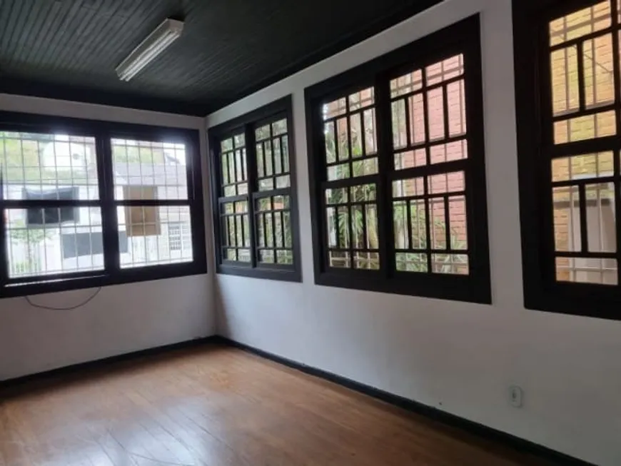 Foto 1 de Casa com 7 Quartos à venda, 10m² em Valparaiso, Petrópolis