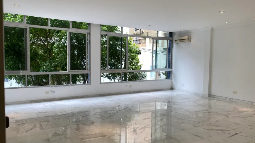 Foto 1 de Apartamento com 3 Quartos para alugar, 195m² em Gonzaga, Santos