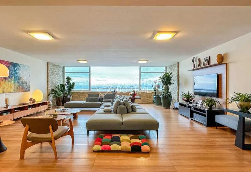 Foto 1 de Apartamento com 3 Quartos à venda, 214m² em Leme, Rio de Janeiro