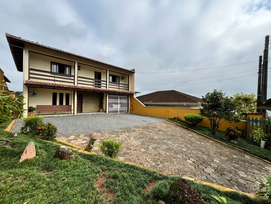 Foto 1 de Casa com 4 Quartos à venda, 210m² em Costa E Silva, Joinville