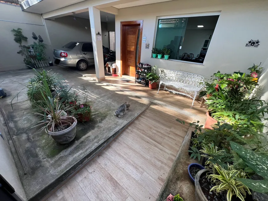 Foto 1 de Casa com 3 Quartos à venda, 400m² em Rio Branco, Belo Horizonte