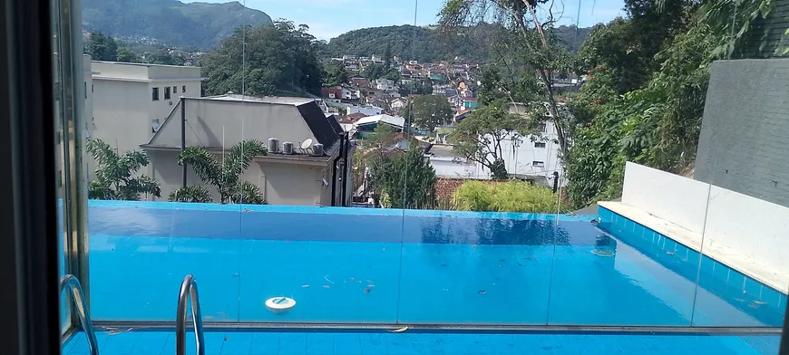 Foto 1 de Casa de Condomínio com 3 Quartos para venda ou aluguel, 141m² em Valparaiso, Petrópolis