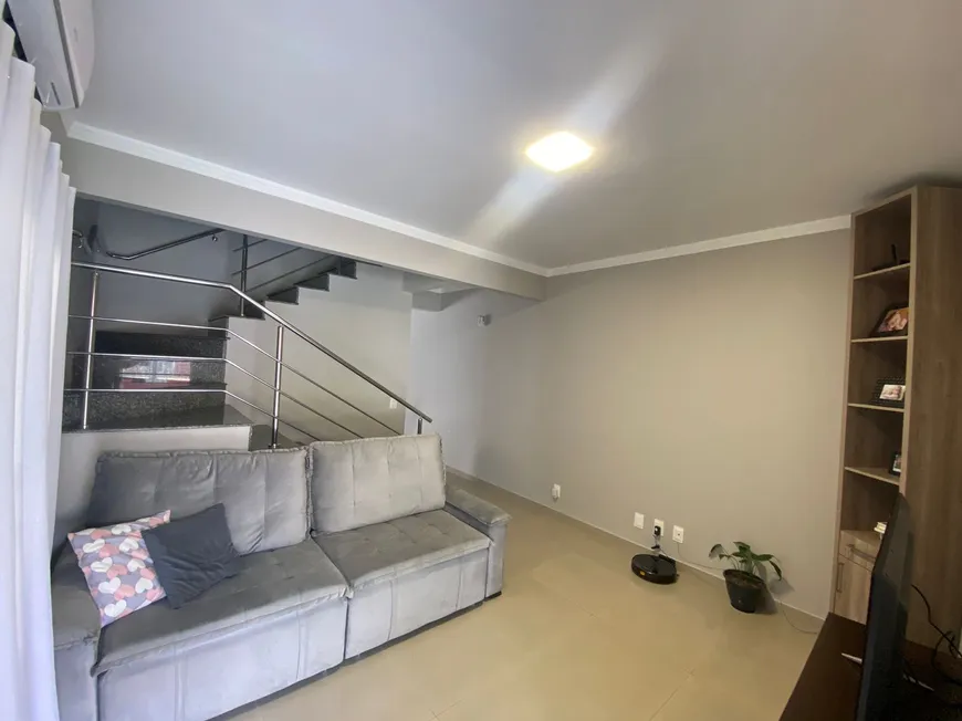 Foto 1 de Sobrado com 2 Quartos à venda, 132m² em Santo Antônio, Joinville