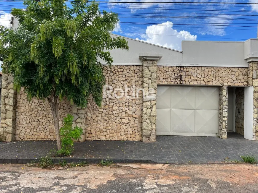 Foto 1 de Imóvel Comercial com 3 Quartos para alugar, 300m² em Brasil, Uberlândia