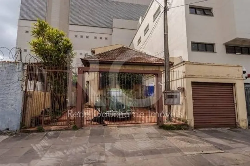 Foto 1 de Casa com 6 Quartos à venda, 300m² em Passo da Areia, Porto Alegre