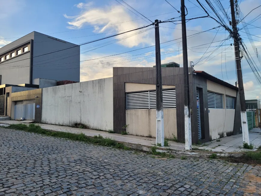 Foto 1 de Casa com 3 Quartos à venda, 200m² em Candelária, Natal
