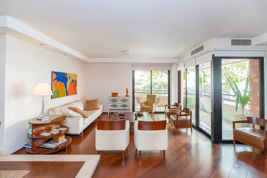 Foto 1 de Apartamento com 3 Quartos para venda ou aluguel, 220m² em Moema, São Paulo