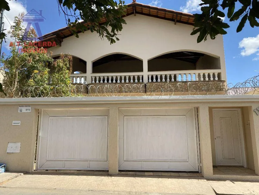 Foto 1 de Casa com 4 Quartos à venda, 230m² em Morrinhos, Montes Claros