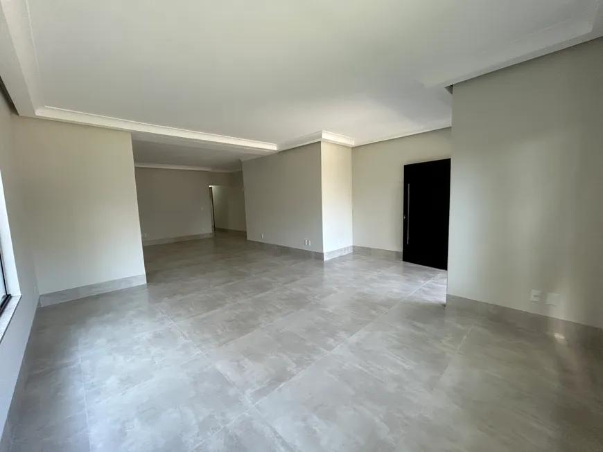 Foto 1 de Casa de Condomínio com 4 Quartos à venda, 236m² em Jardins Madri, Goiânia