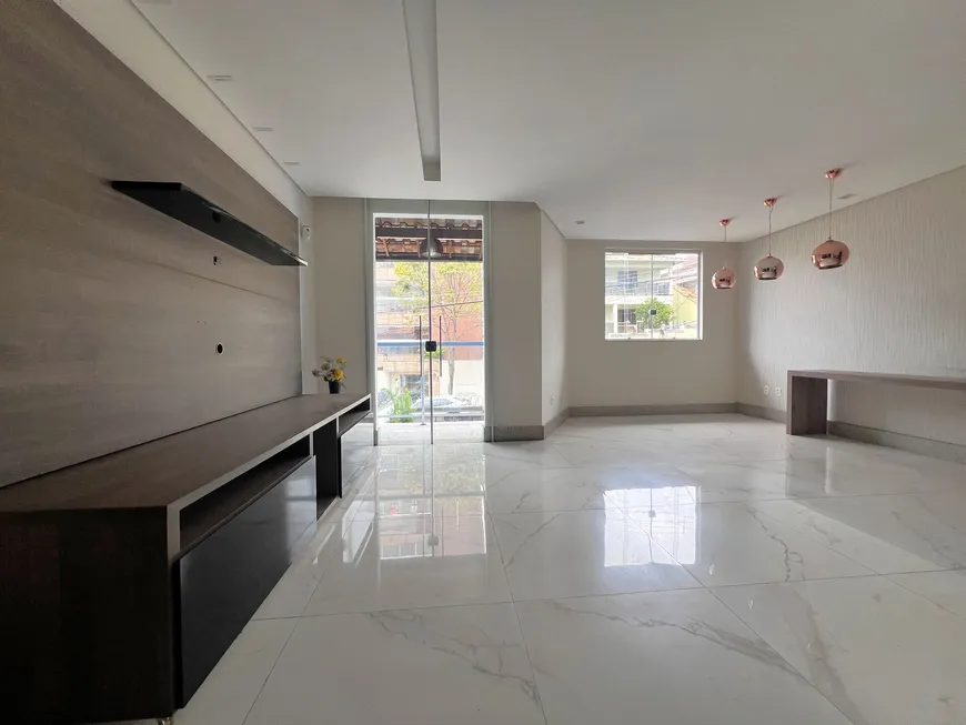 Foto 1 de Casa com 4 Quartos à venda, 242m² em Castelo, Belo Horizonte