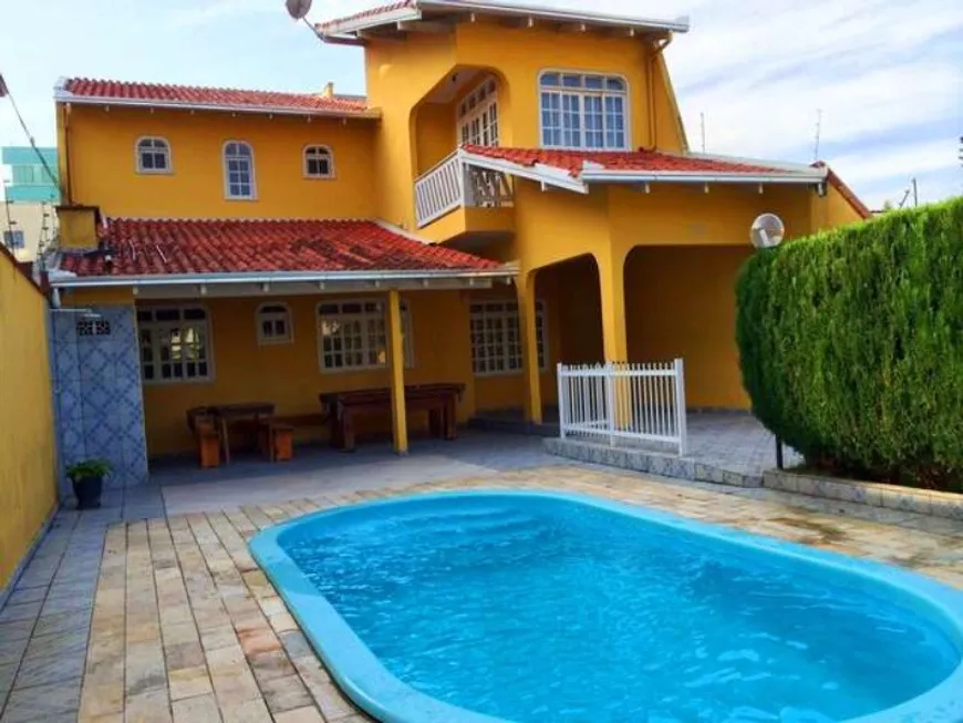 Foto 1 de Casa com 4 Quartos para alugar, 200m² em Nacoes, Balneário Camboriú