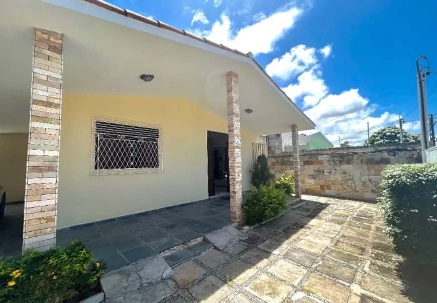 Foto 1 de Casa com 5 Quartos à venda, 248m² em Casa Amarela, Recife