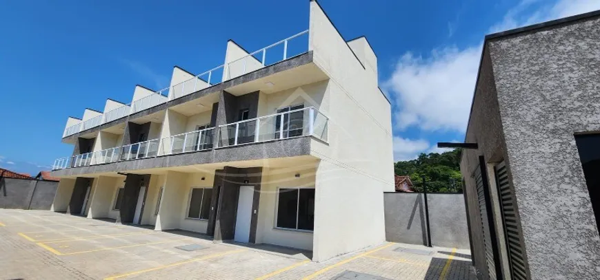 Foto 1 de Casa com 2 Quartos à venda, 85m² em Centro, Caraguatatuba