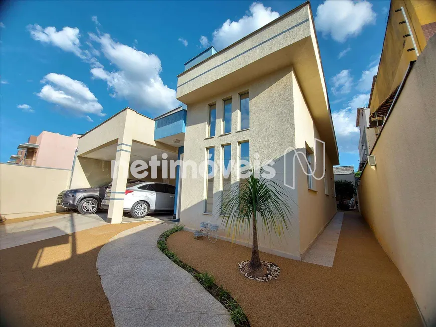 Foto 1 de Casa com 3 Quartos à venda, 201m² em Lúcio de Abreu, Contagem