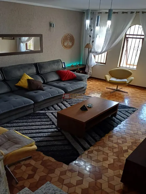 Foto 1 de Sobrado com 5 Quartos à venda, 140m² em Vila Scarpelli, Santo André