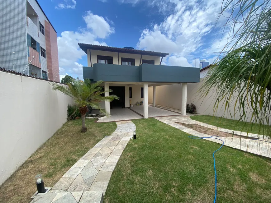 Foto 1 de Casa com 3 Quartos para alugar, 300m² em Candelária, Natal
