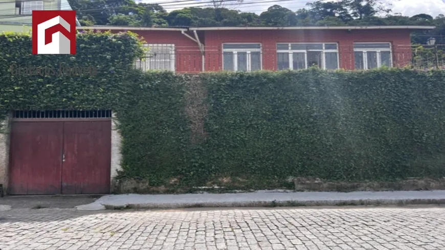 Foto 1 de Casa com 4 Quartos à venda, 230m² em Valparaiso, Petrópolis