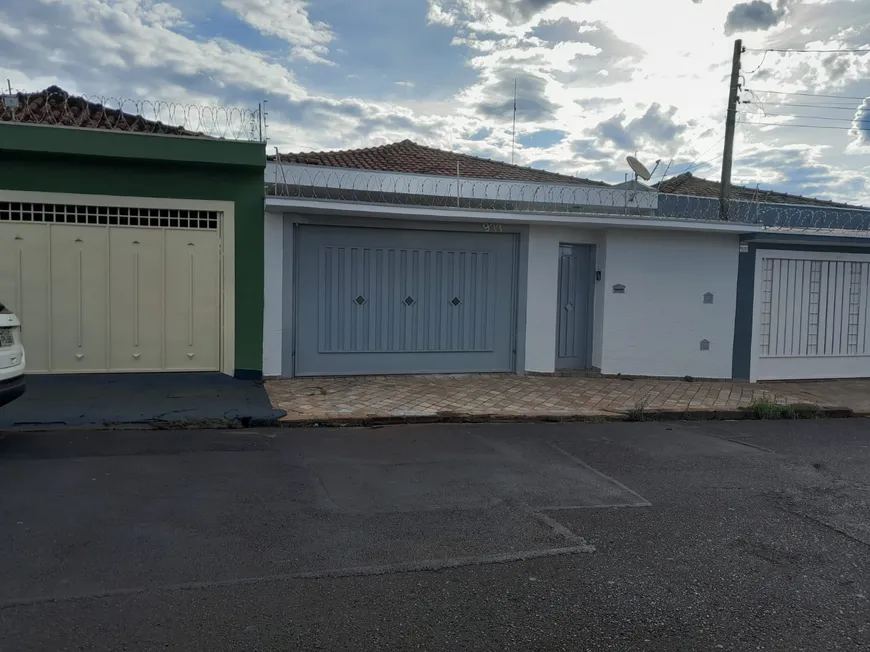 Foto 1 de Casa com 3 Quartos para alugar, 112m² em Vila Tibério, Ribeirão Preto