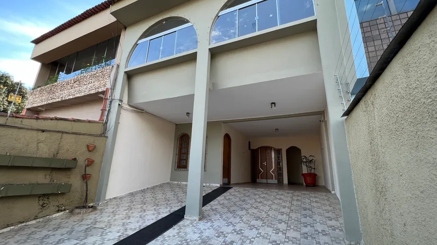 Foto 1 de Sobrado com 4 Quartos à venda, 250m² em Setor Leste Universitário, Goiânia