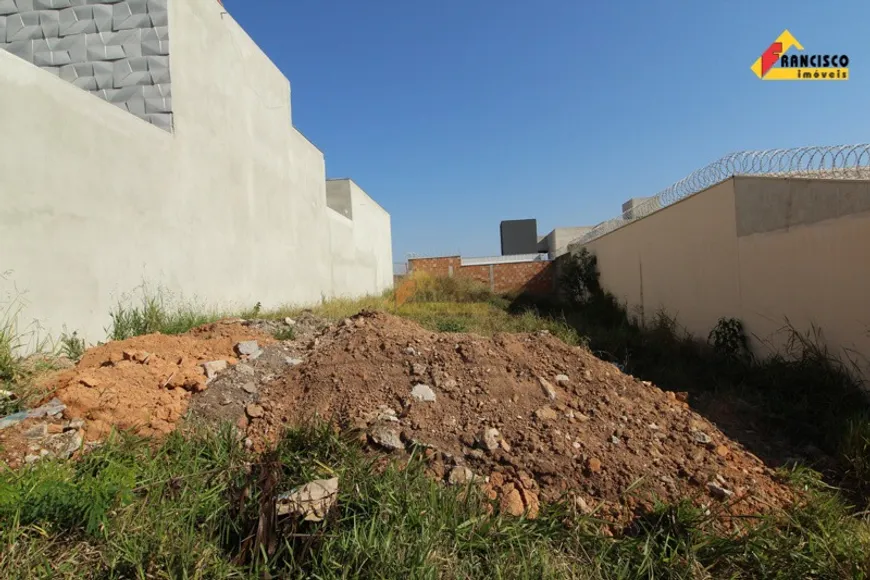 Foto 1 de Lote/Terreno à venda, 300m² em São Roque, Divinópolis