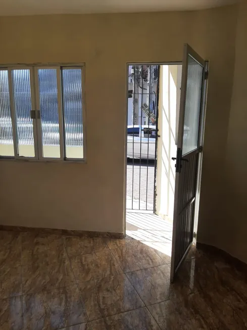 Foto 1 de Casa com 2 Quartos para alugar, 65m² em Nova Esperanca, Rio das Ostras