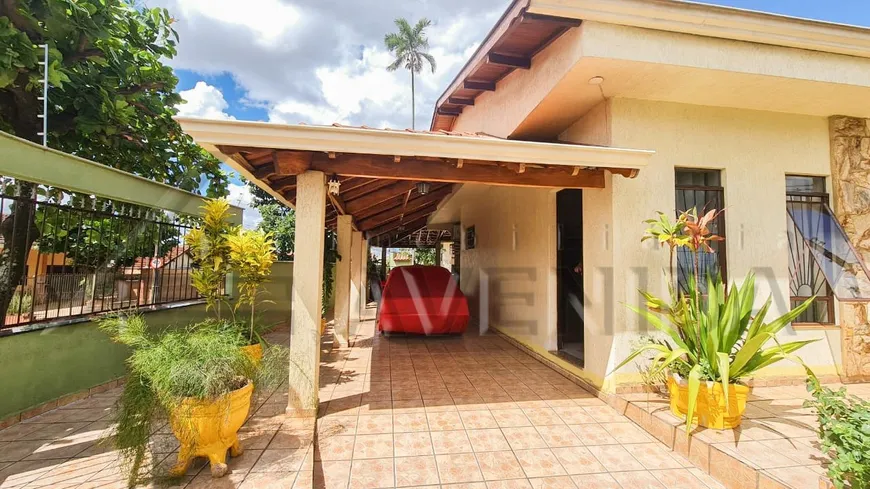 Foto 1 de Casa com 3 Quartos à venda, 198m² em Casoni, Londrina