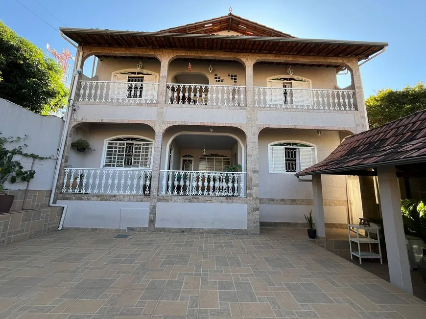 Foto 1 de Casa com 5 Quartos à venda, 360m² em Santa Cruz Industrial, Contagem