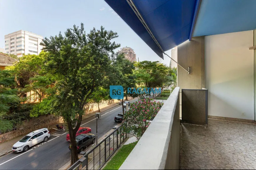 Foto 1 de Apartamento com 3 Quartos para alugar, 200m² em Bela Vista, São Paulo