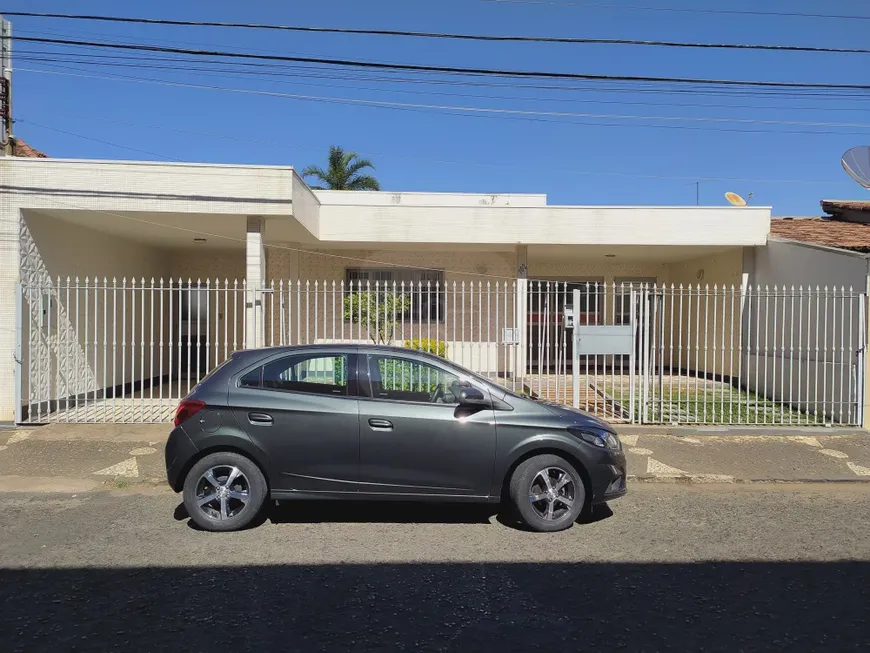 Foto 1 de Casa com 4 Quartos para alugar, 220m² em Nossa Senhora Aparecida, Uberlândia