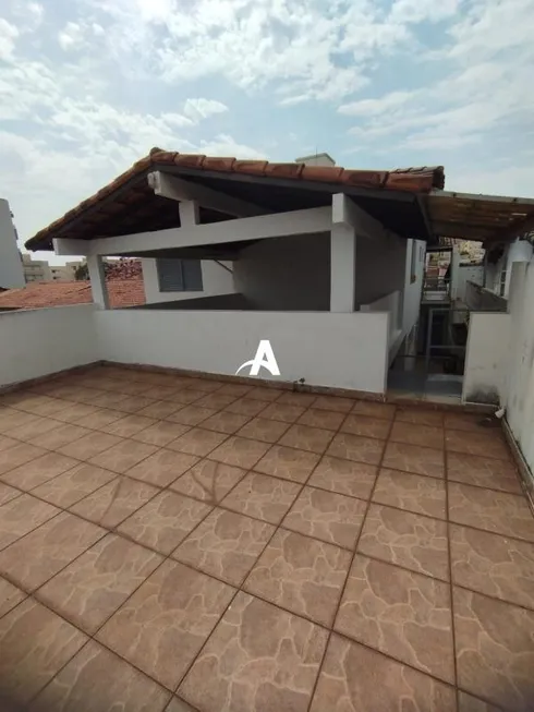 Foto 1 de Sobrado com 5 Quartos à venda, 440m² em Santa Mônica, Uberlândia