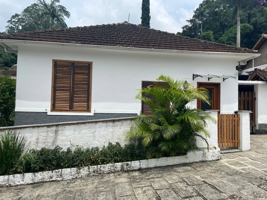 Foto 1 de Casa de Condomínio com 2 Quartos para alugar, 60m² em Duchas, Petrópolis