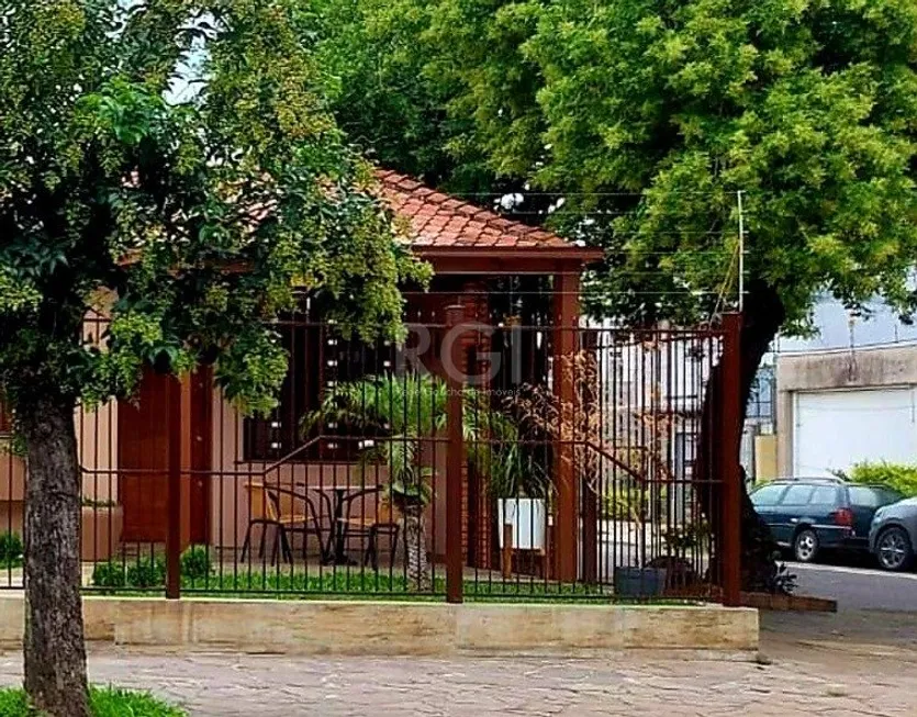 Foto 1 de Casa com 3 Quartos à venda, 161m² em Santa Maria Goretti, Porto Alegre
