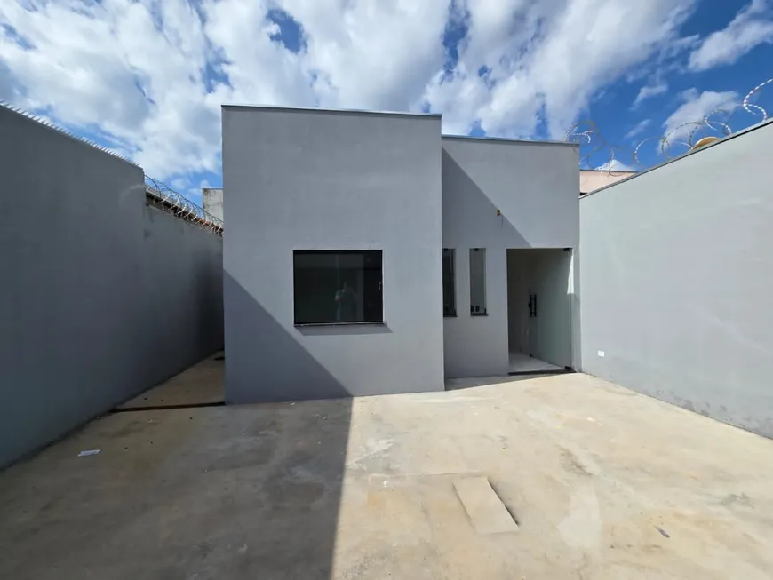 Foto 1 de Casa com 3 Quartos à venda, 60m² em Independência, Montes Claros