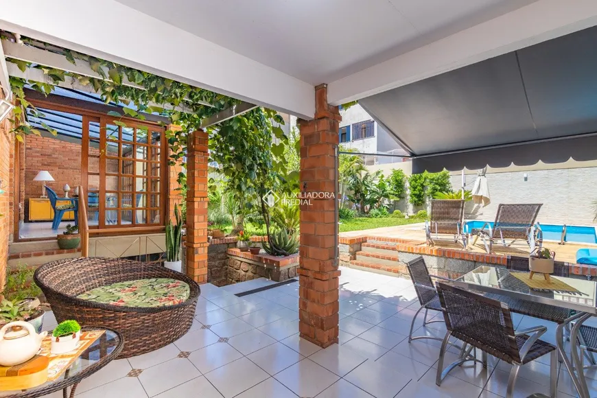 Foto 1 de Casa com 3 Quartos à venda, 322m² em Jardim Planalto, Porto Alegre