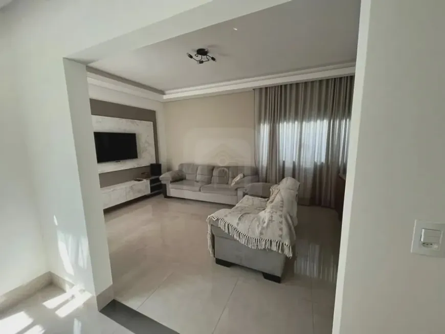 Foto 1 de Casa com 3 Quartos à venda, 183m² em Jardim das Palmeiras, Uberlândia